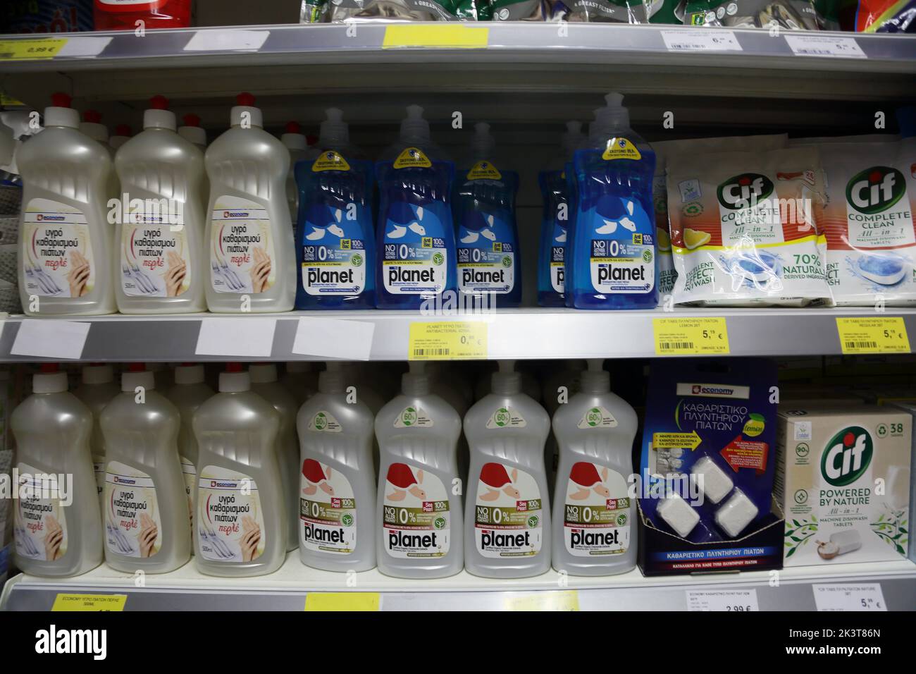 Bottiglie di lavaggio Supermarket mercato liquido ad Atene Grecia Foto Stock