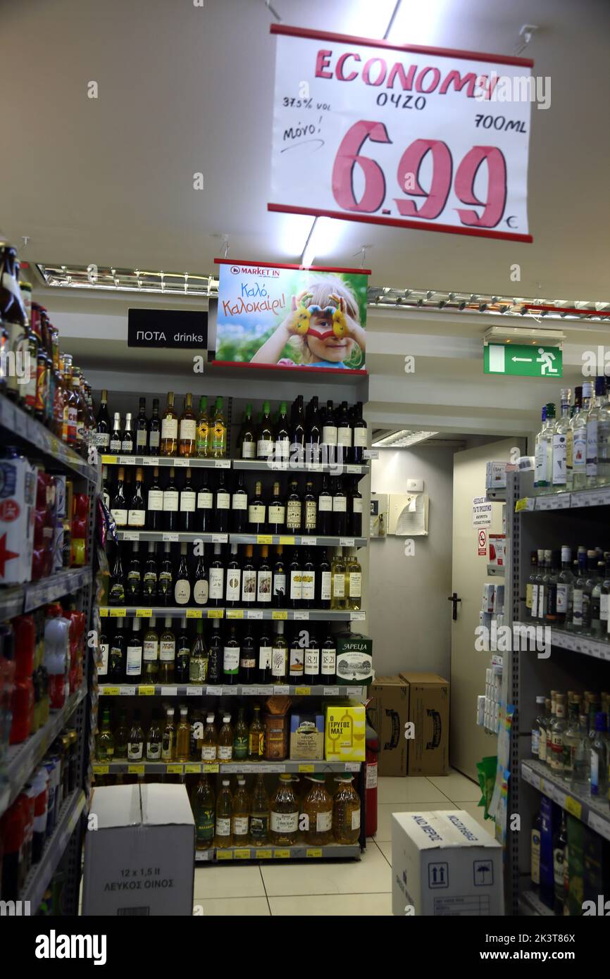 Mercato delle bottiglie di vino ad Atene Grecia Foto Stock