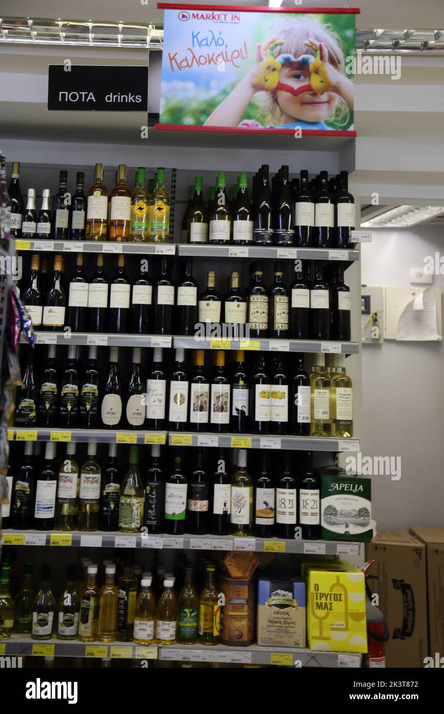 Mercato delle bottiglie di vino ad Atene Grecia Foto Stock