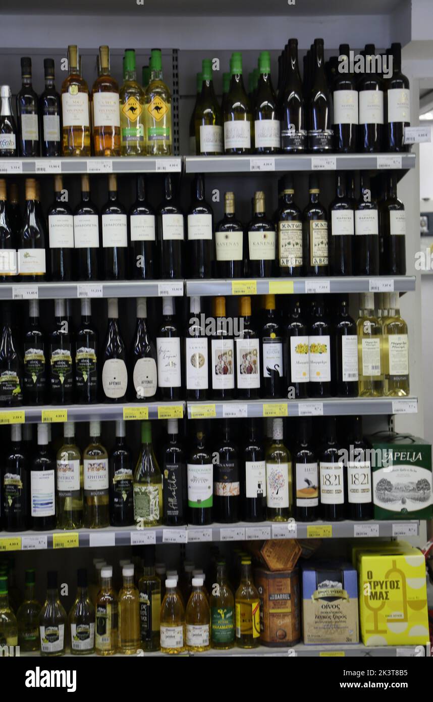 Bottiglie di vino al mercato Supermarket di Atene Grecia Foto Stock