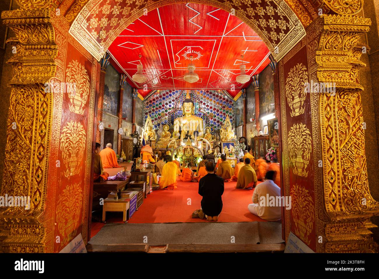 CHIANG mai, THAILANDIA - 13 OTTOBRE 2015: I monaci buddisti eseguono cerimonie tradizionali a Wat Phra That Doi Suthep, un tempio sul monte Doi Suthep ne Foto Stock