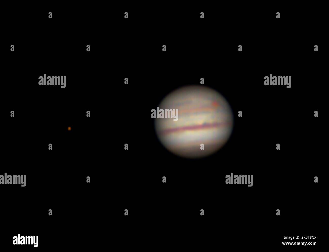 Londra, Regno Unito, 27 settembre 2022. Il pianeta Giove raggiunge l'opposizione ed è più vicino alla Terra per 59 anni. Il pianeta Terra è posizionato tra il sole e il gigante di gas stasera, Giove sorge al tramonto ad est, rimanendo visibile tutta la notte, e tramonta all'alba. Giove è attualmente a 367,4 milioni di miglia, o 32,9 minuti luce dalla Terra, e brilla alla sua luminosità massima di mag -2,94 per 2022. La vista telescopica di Giove mostra le sue bande equatoriali, una delle sue lune, e il Grande punto Rosso ogni seconda o terza notte. Credito: Malcolm Park/Alamy Foto Stock