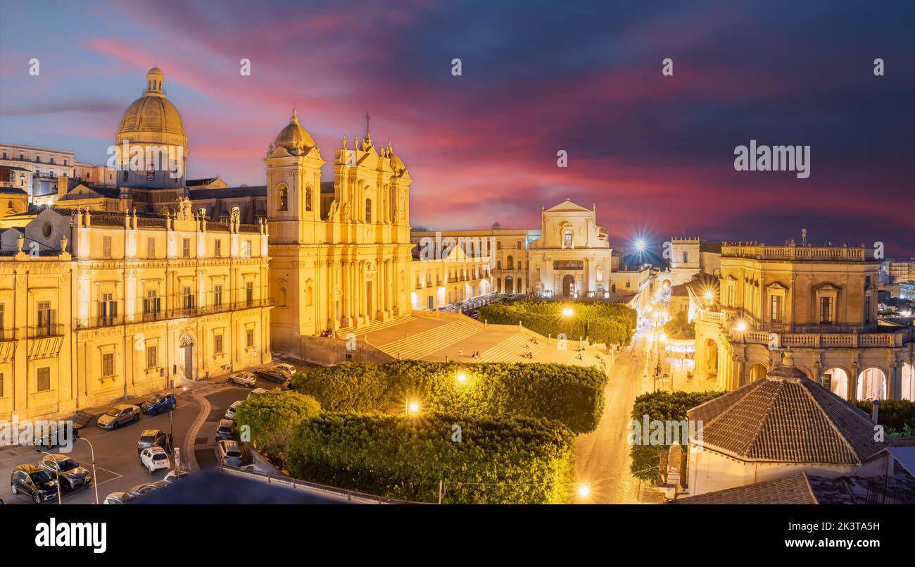 Paesaggio con città medievale di noto di notte, isole della Sicilia, Italia Foto Stock