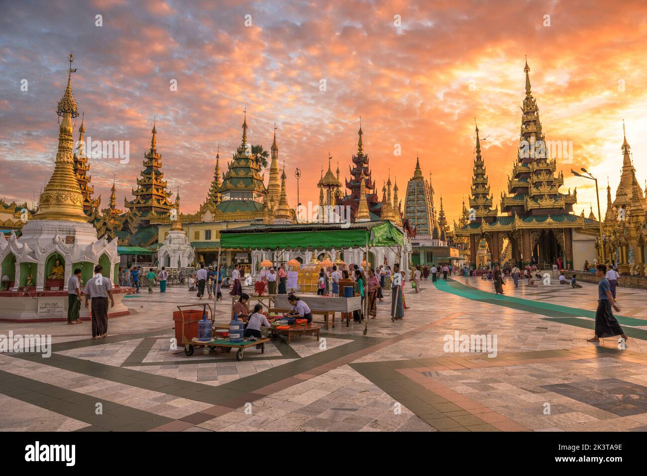 YANGON, MYANMAR - 17 OTTOBRE 2015: I fedeli di prima mattina visitano la Pagoda di Shwedagon. La Pagoda Shwedagon è la pagoda buddista più sacra del Myanmar. Foto Stock
