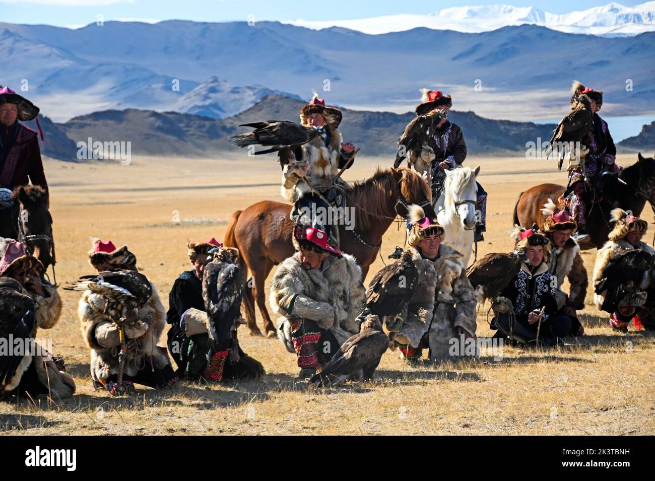 I cacciatori di aquile mongoli, nelle colline rocciose della regione dell'Altai in Mongolia, vivono un gruppo di cacciatori con una competenza estremamente rara: La caccia al golde Foto Stock