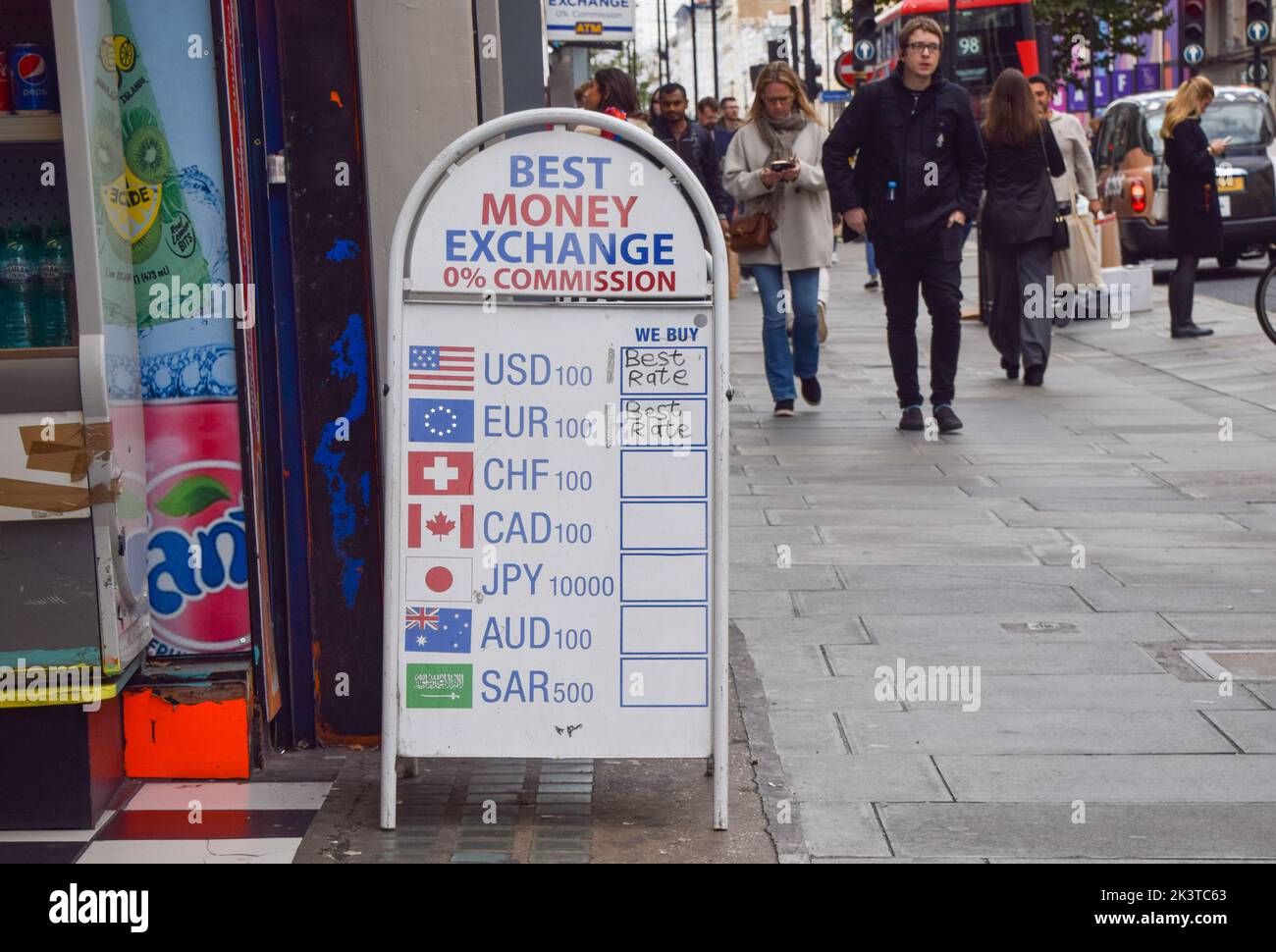 Londra, Inghilterra, Regno Unito. 28th Set, 2022. Un bureau de change nel centro di Londra, quando la sterlina britannica raggiunge un livello record rispetto al dollaro statunitense. La valuta britannica è crollata dopo che i tagli fiscali sono stati annunciati dal governo britannico, e ancora una volta dopo che il Fondo monetario Internazionale (FMI) ha criticato la Gran Bretagna per i suoi piani finanziari. (Credit Image: © Vuk Valcic/ZUMA Press Wire) Foto Stock