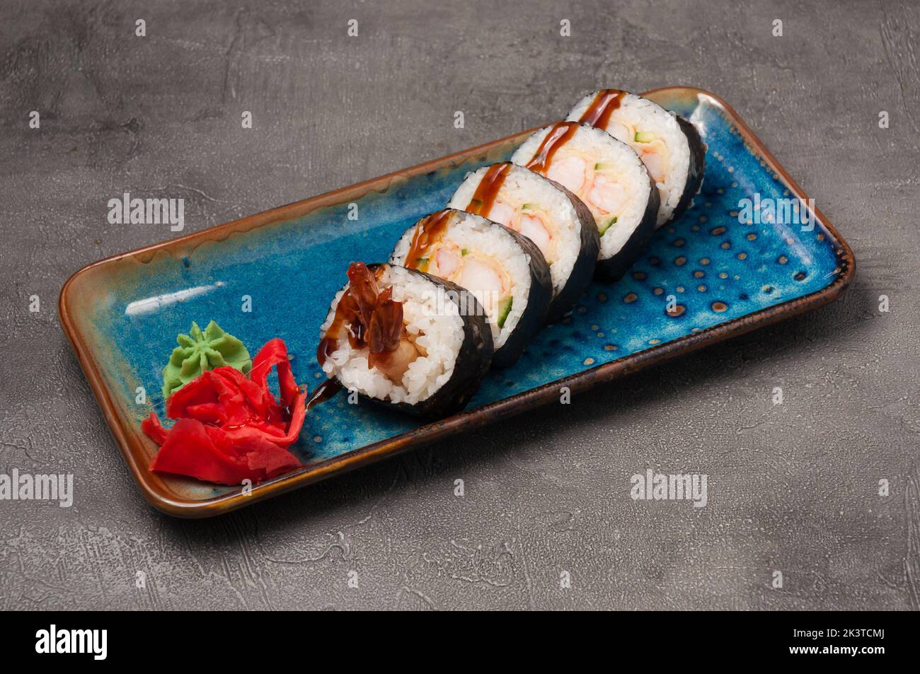gustosi panini di sushi con tempura di gamberi e cetriolo con salsa unagiese Foto Stock