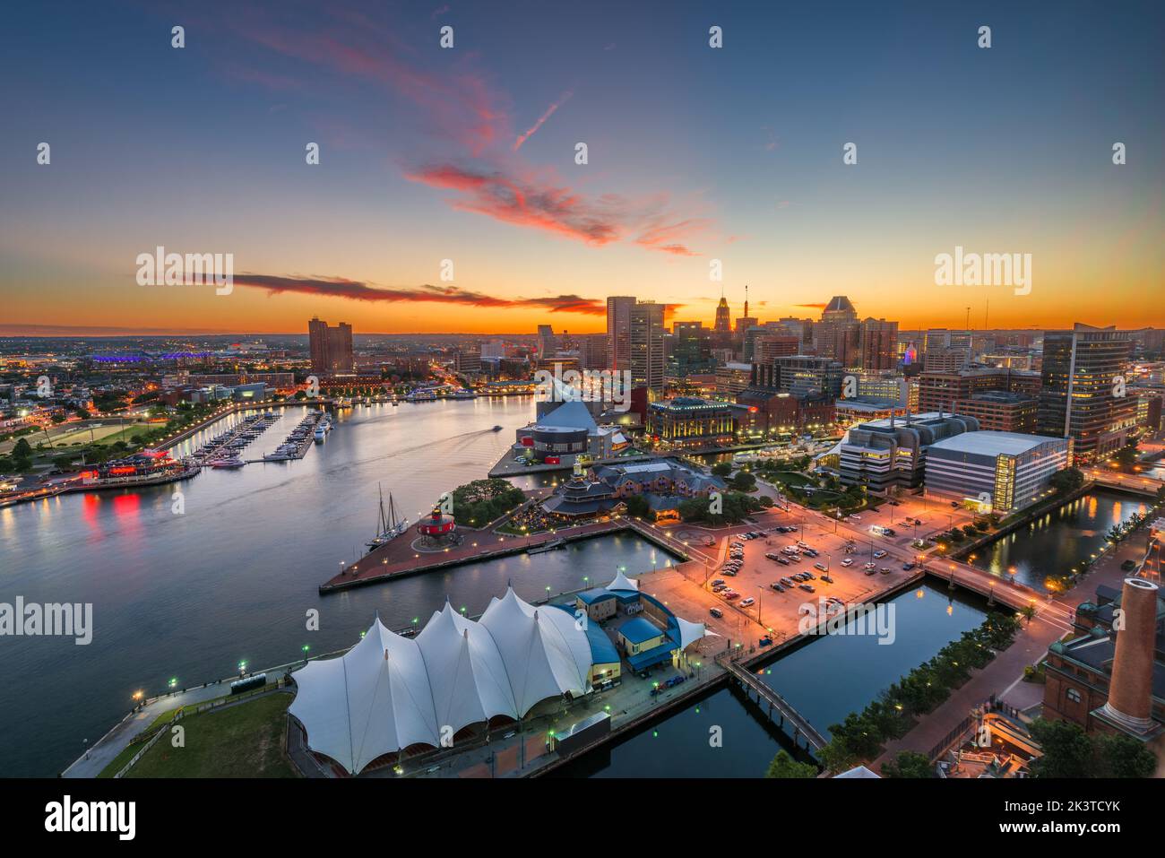 Baltimore, Maryland, Stati Uniti d'America Skyline sul Porto Interno al crepuscolo. Foto Stock