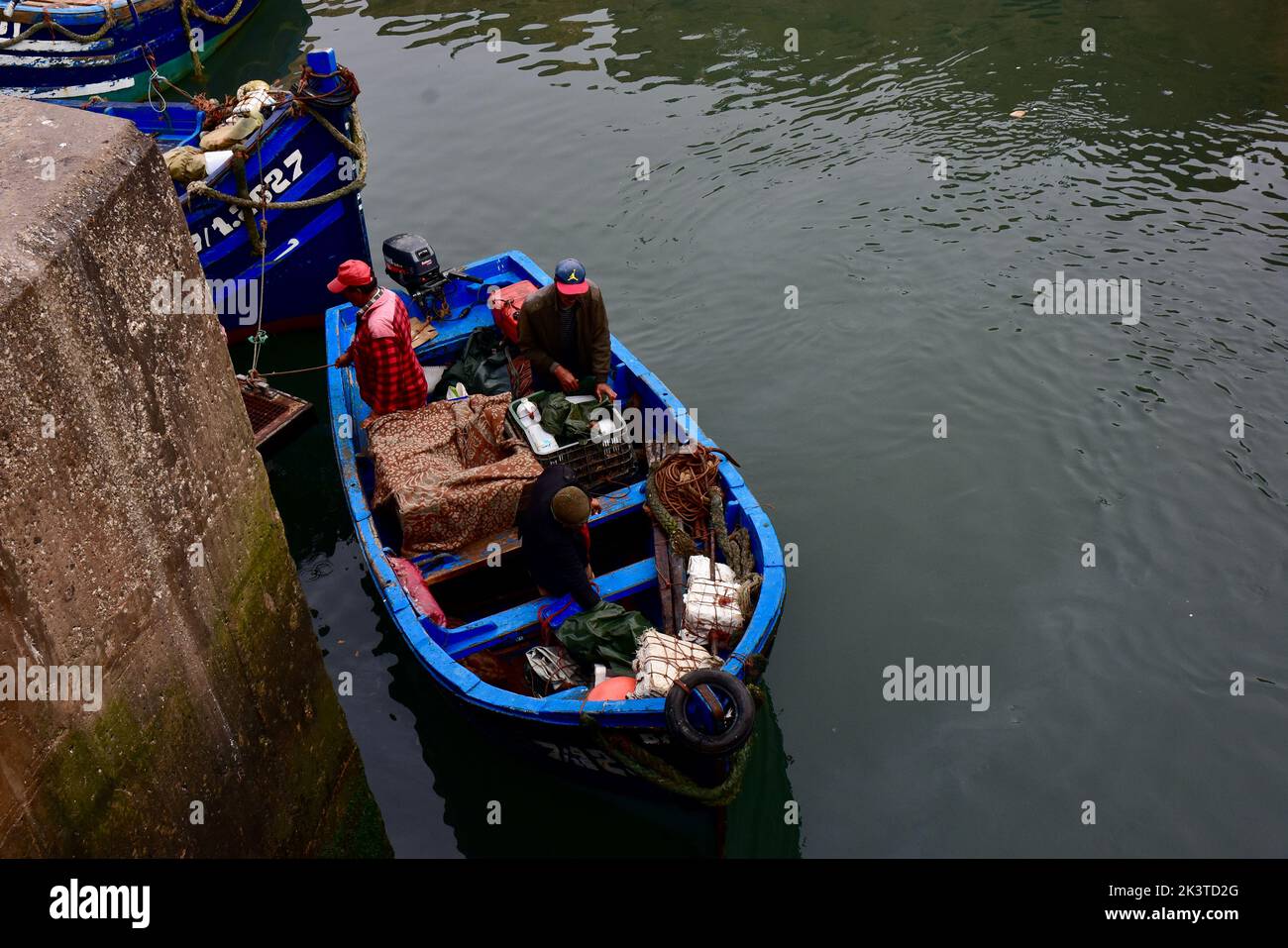 Pescatore blu barca di legno nel porto di Essaouira Foto Stock