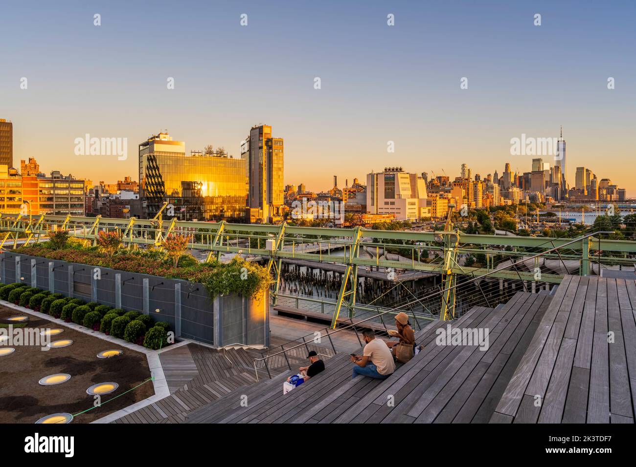 Pier 57 Rooftop Park al tramonto, Manhattan, New York, Stati Uniti Foto Stock