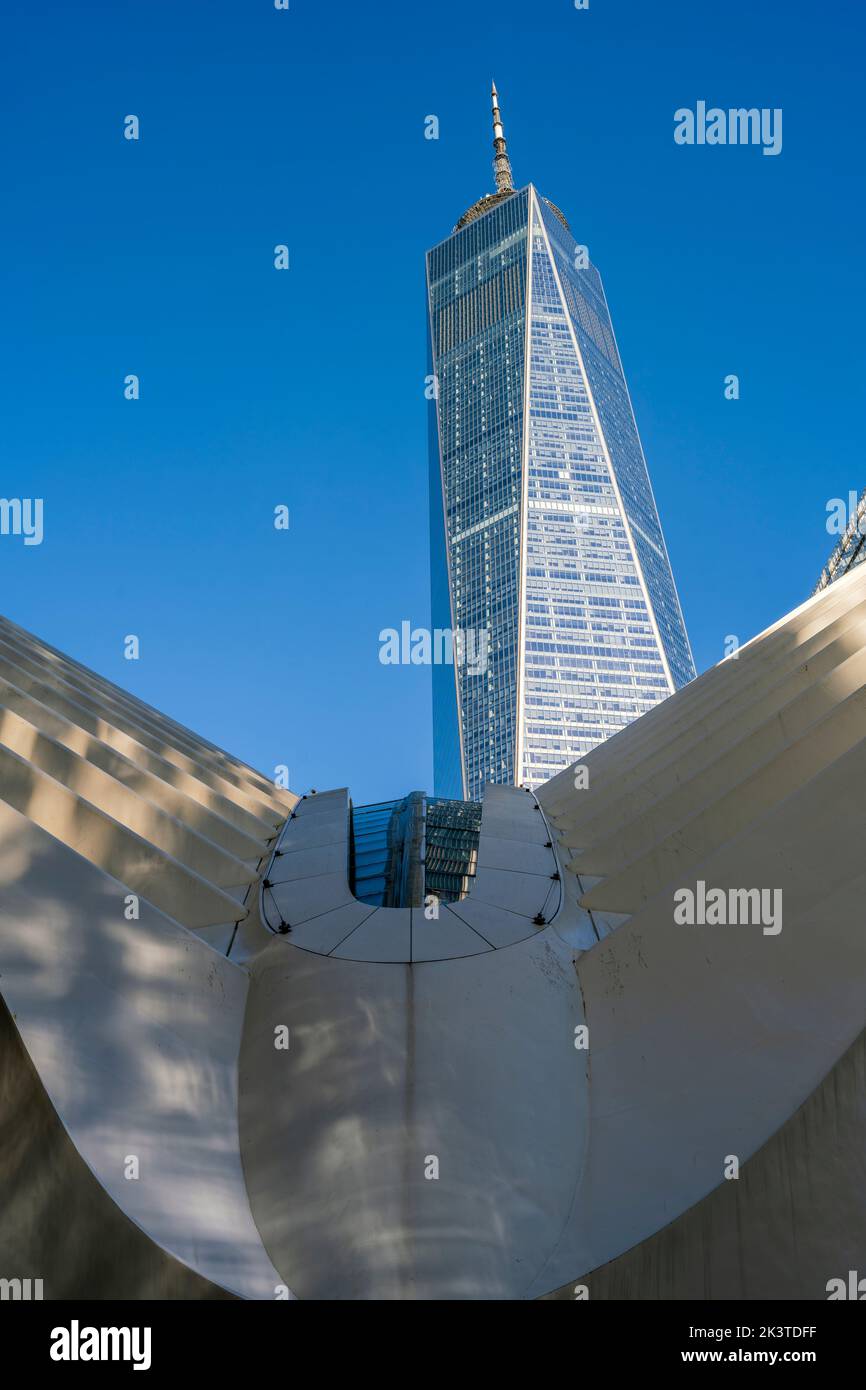 World Trade Center Station (PATH), conosciuta anche come Oculus, con un World Trade Center dietro, Manhattan, New York, USA Foto Stock