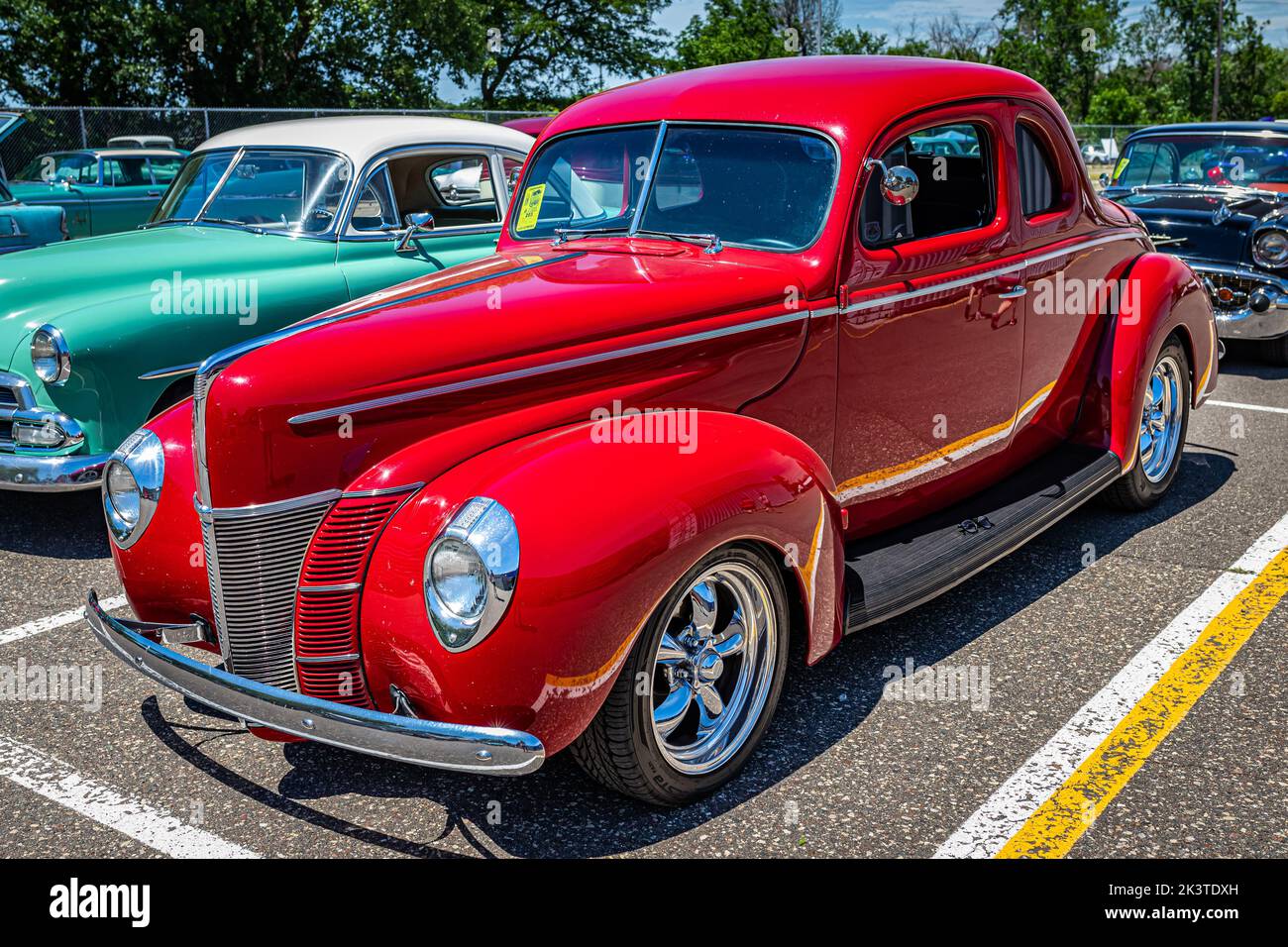 Falcon Heights, MN - 18 giugno 2022: Vista frontale in prospettiva alta di una Ford Deluxe Flathead V8 Coupe del 1940 ad una fiera automobilistica locale. Foto Stock