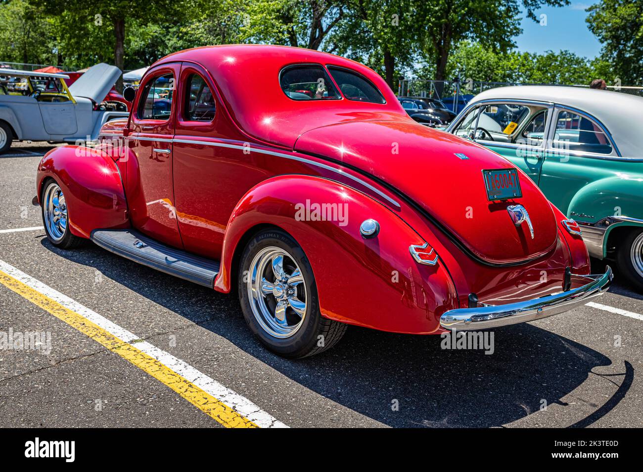 Falcon Heights, MN - 18 giugno 2022: Vista dall'alto dell'angolo posteriore di una Ford Deluxe Flathead V8 Coupe del 1940 ad una fiera automobilistica locale. Foto Stock
