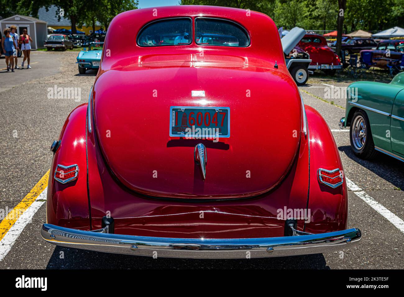 Falcon Heights, MN - 18 giugno 2022: Vista posteriore in prospettiva alta di una Ford Deluxe Flathead V8 Coupe 1940 in una fiera automobilistica locale. Foto Stock
