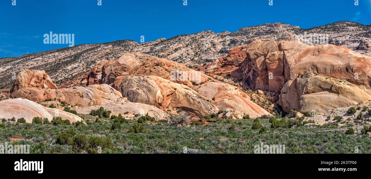 Split Mountain, massi di rocce di arenaria Weber, area del Sound of Silence Trail, vista da Cub Creek Road, Dinosaur National Monument, Utah, USA Foto Stock