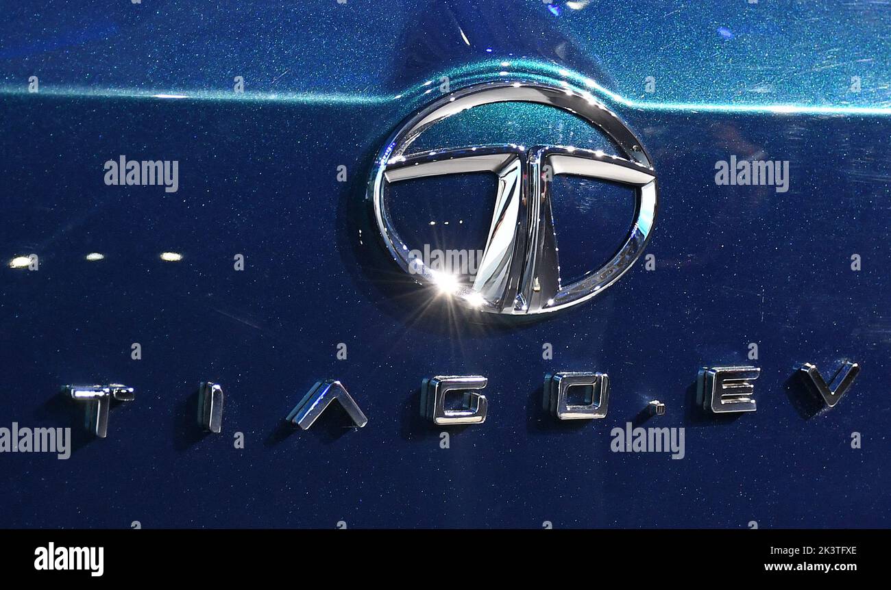 Mumbai, India. 28th Set, 2022. Logo Tata Tiago per auto elettrica visto durante il lancio. La società ha offerto un prezzo di lancio di RS.8,49 lakh ai primi 10.000 clienti dopo che è stato ufficialmente svelato e lanciato a Mumbai. (Foto di Ashish Vaishnav/SOPA Images/Sipa USA) Credit: Sipa USA/Alamy Live News Foto Stock