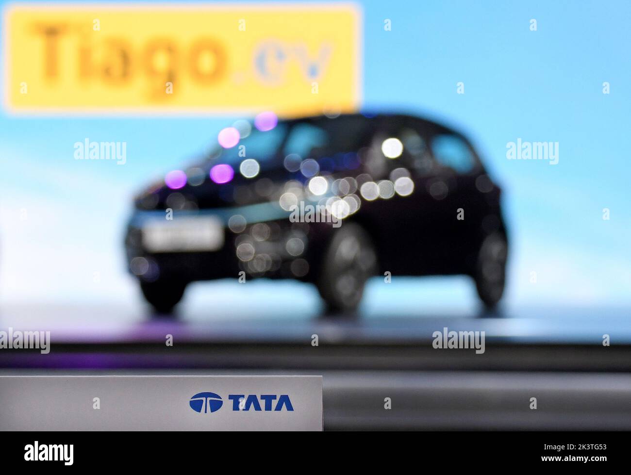 Mumbai, India. 28th Set, 2022. Tata Tiago auto elettrica visto durante il lancio. La società ha offerto un prezzo di lancio di RS.8,49 lakh ai primi 10.000 clienti dopo che è stato ufficialmente svelato e lanciato a Mumbai. (Foto di Ashish Vaishnav/SOPA Images/Sipa USA) Credit: Sipa USA/Alamy Live News Foto Stock