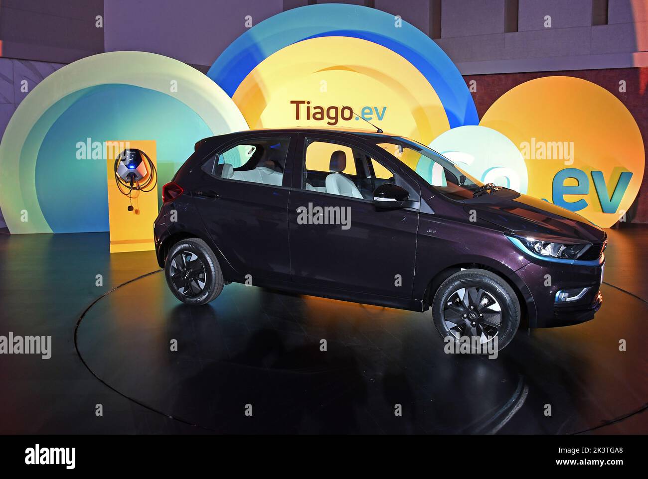 Mumbai, India. 28th Set, 2022. Tata Tiago auto elettrica visto durante il lancio. La società ha offerto un prezzo di lancio di RS.8,49 lakh ai primi 10.000 clienti dopo che è stato ufficialmente svelato e lanciato a Mumbai. (Foto di Ashish Vaishnav/SOPA Images/Sipa USA) Credit: Sipa USA/Alamy Live News Foto Stock