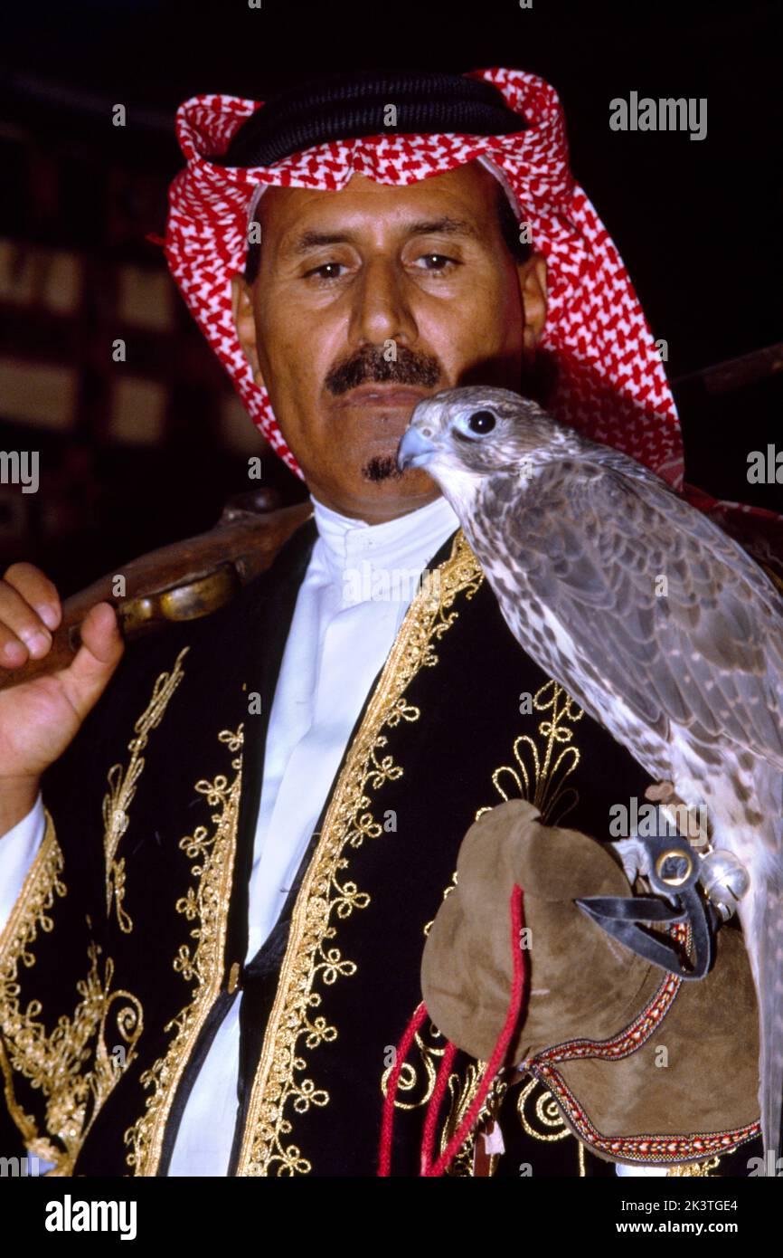 Un uomo che tiene Un Hawk Arabia Saudita Foto Stock