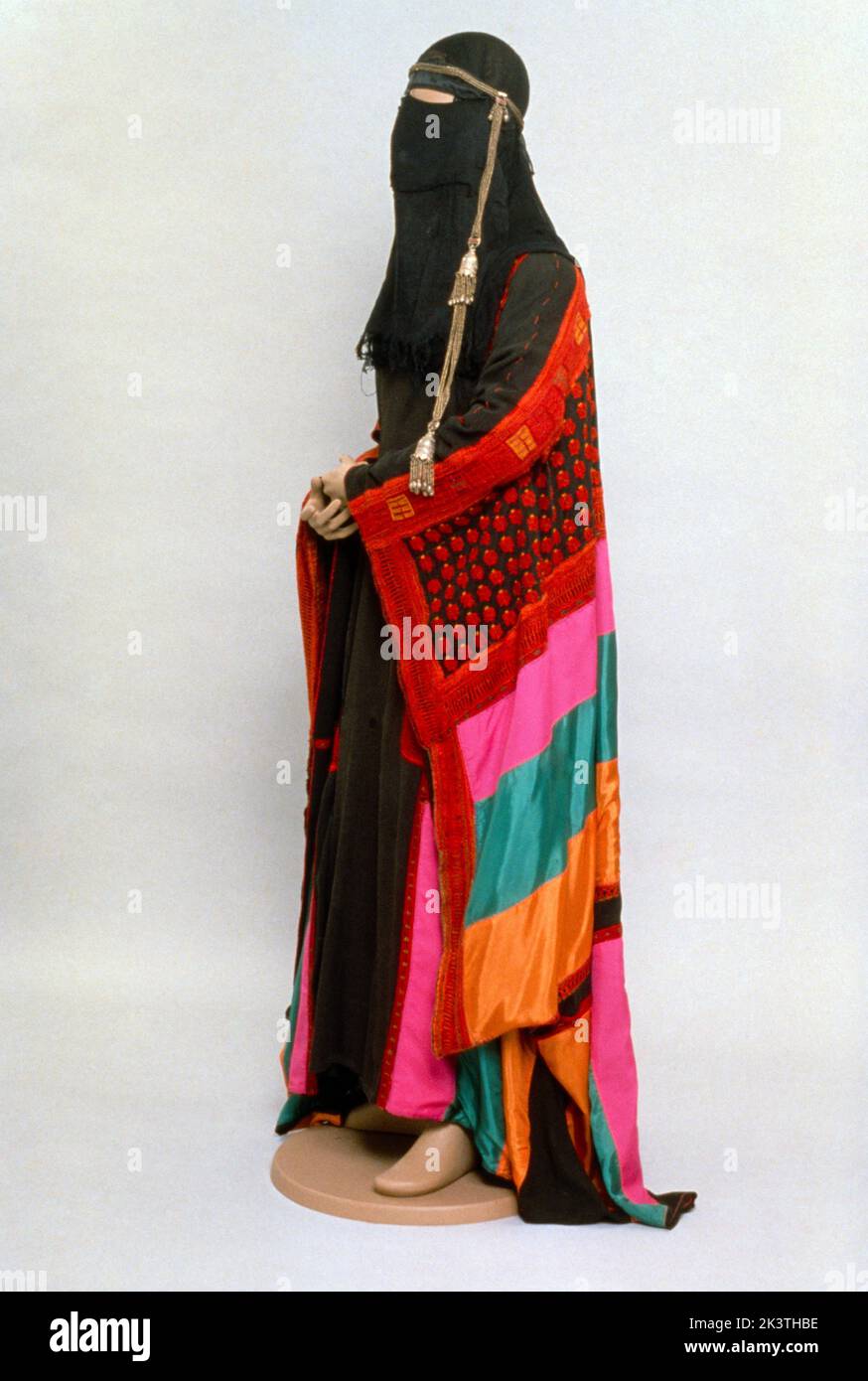 Manichino con Niqab e vestiti tradizionali colorati Arabia Saudita Foto Stock