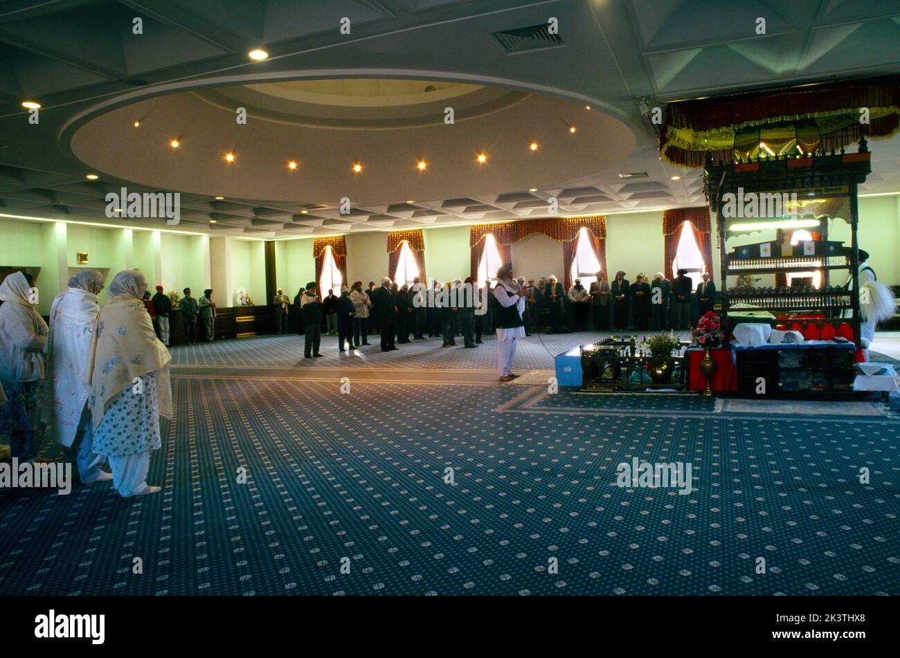 Sikh Sri Guru Singh Sabha Ardas Sangat in preghiera Divan Hall Surrey Inghilterra Foto Stock