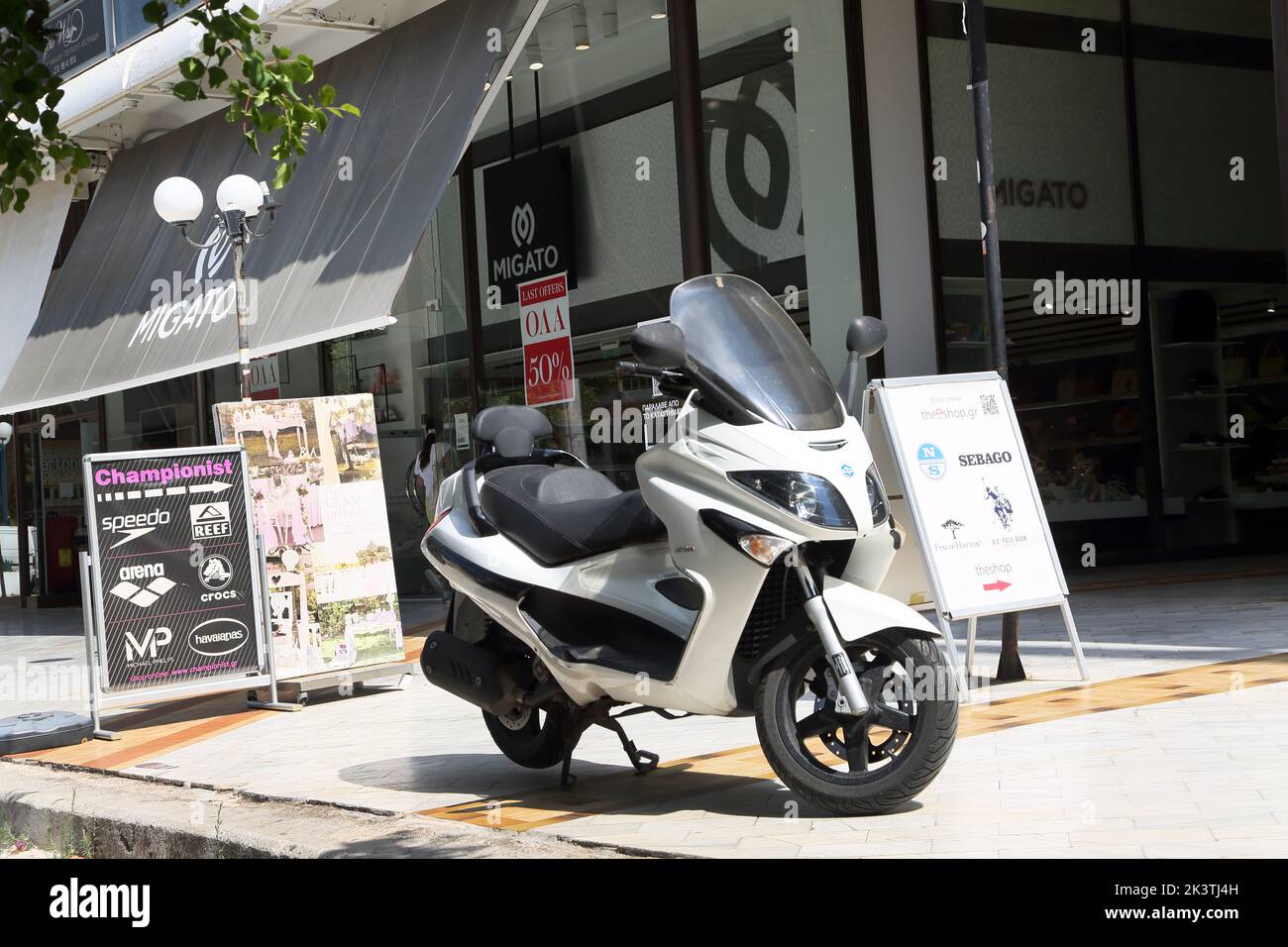Glyfada Athens Greece Piaggio Vespa Scooter parcheggiato sul marciapiede al di fuori dei negozi Foto Stock