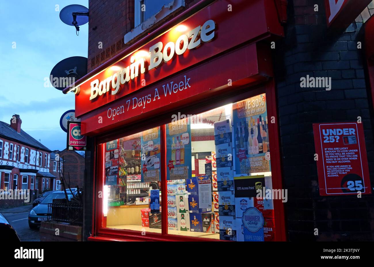 Bargain Booze, 1 Cawdor St, Stockton Heath, Warrington, Cheshire, Inghilterra, Regno Unito, WA4 6LU - aperto 7 giorni su 7 Foto Stock