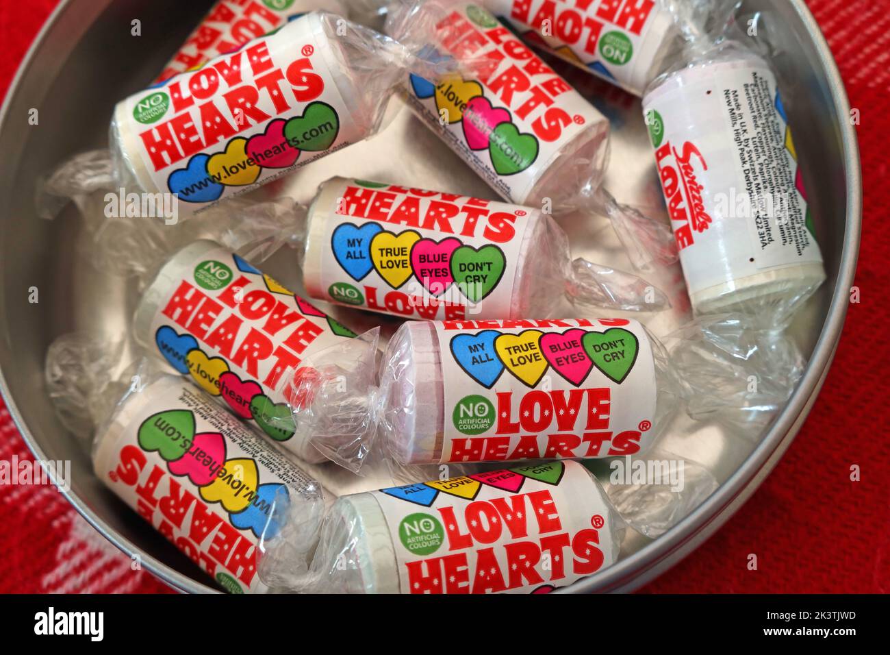 A Tin of Love Hearts, edizione limitata, giorno di San Valentino romantico confettionary da Swizzels Matlow in New Mills, Derbyshire, Inghilterra, UK Foto Stock