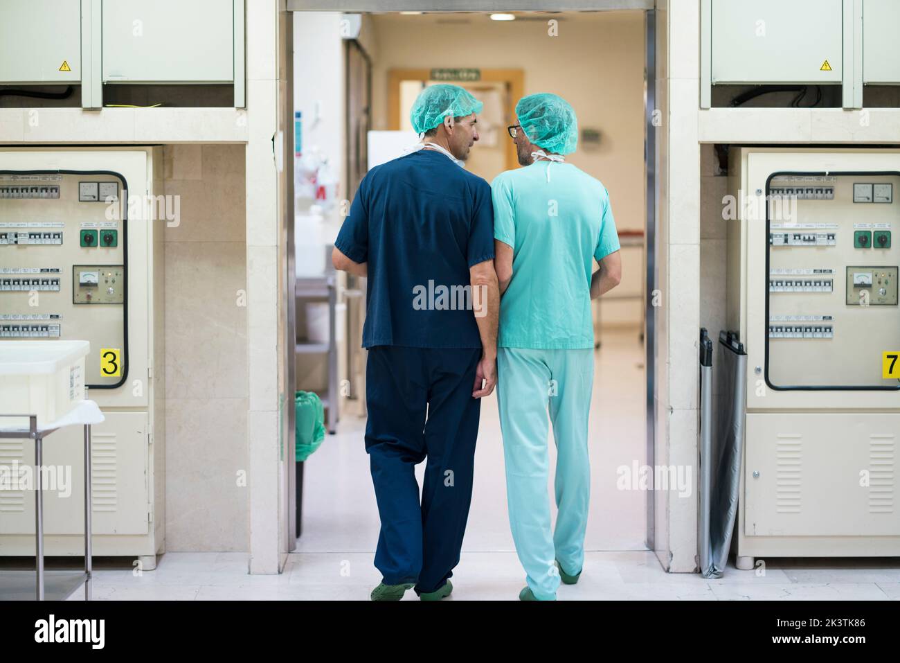 Due chirurghi che parlano in ospedale Foto Stock