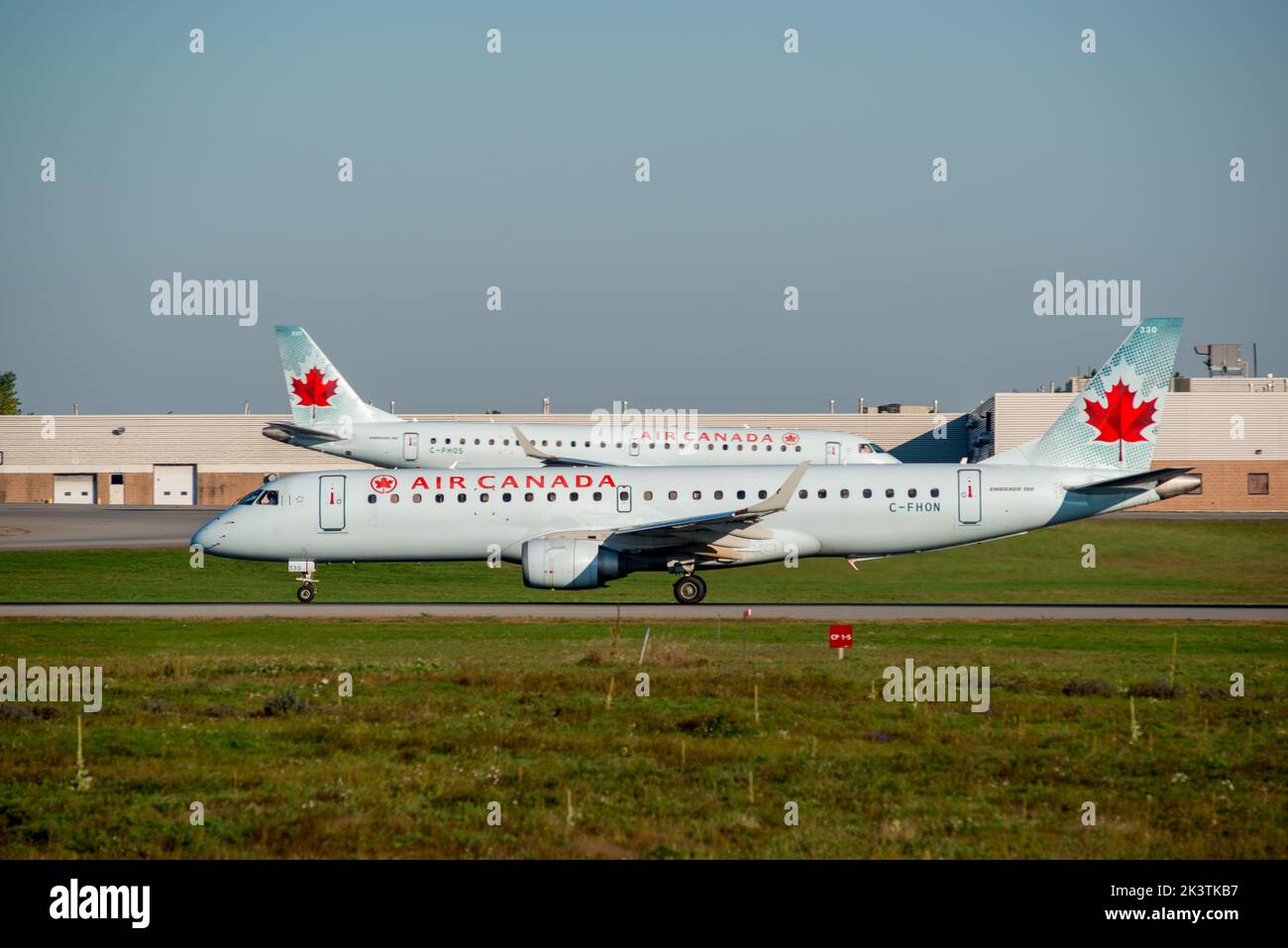 Un aereo commerciale Air Canada atterrando all'aeroporto McDonald Cartier di Ottawa, Ontario, Canada Foto Stock