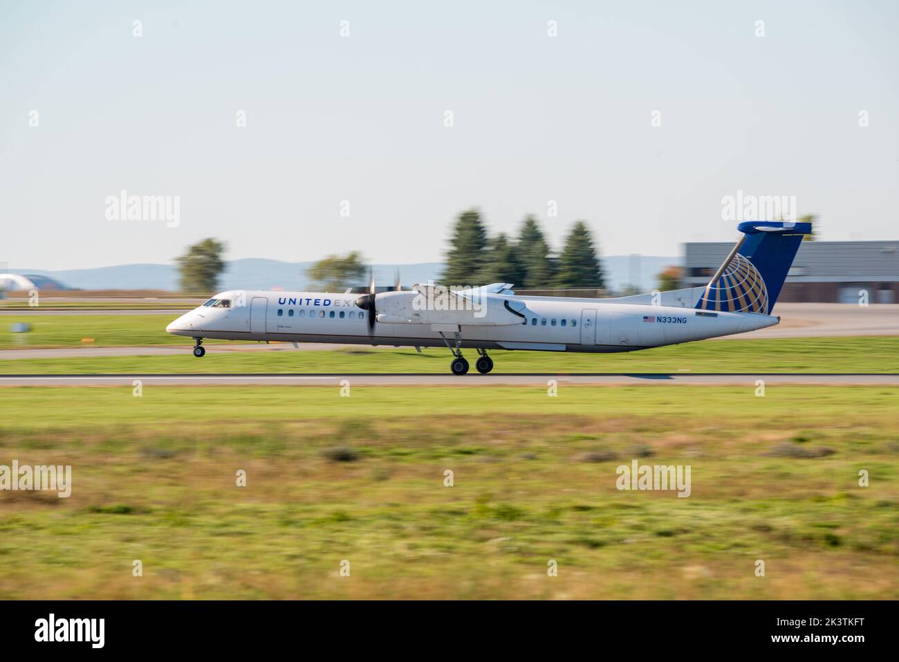 Aerei commerciali United Airlines che atterrano all'aeroporto McDonald Cartier di Ottawa, Ottawa, Ontario, Canada Foto Stock