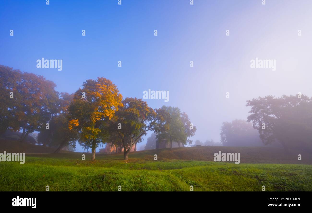 Autunno nebbia paesaggio della capitale storica lituana Kernave, nebbia paesaggio di tumuli Kernave Foto Stock