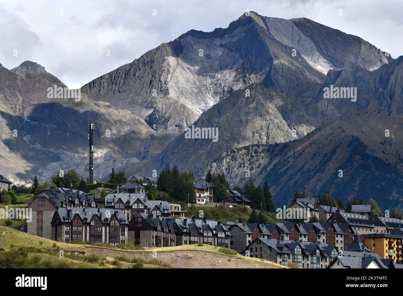 Stazione sciistica di Formigal con Peak Enfer 3082 m sullo sfondo. Pirenei. Huesca. Spagna col du Pourtalet, Pirenei spagnoli Foto Stock