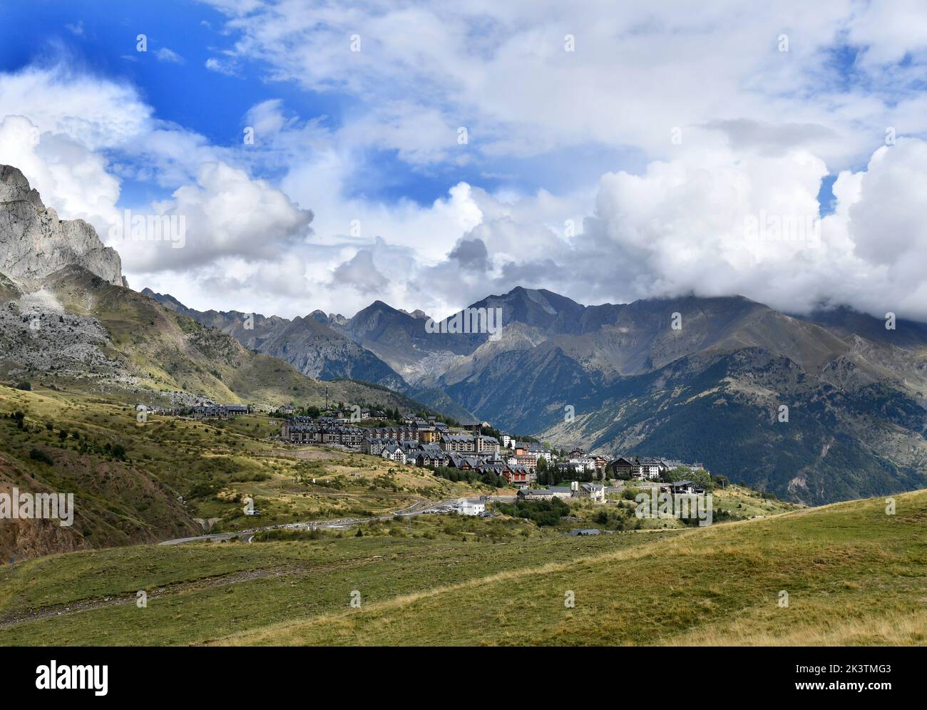 Stazione sciistica di Formigal con Peak Enfer 3082 m sullo sfondo. Pirenei. Huesca. Spagna col du Pourtalet, Pirenei spagnoli Foto Stock