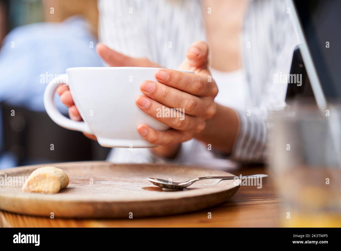 Foto ravvicinata delle mani di una donna che tiene una tazza di caffè Foto Stock