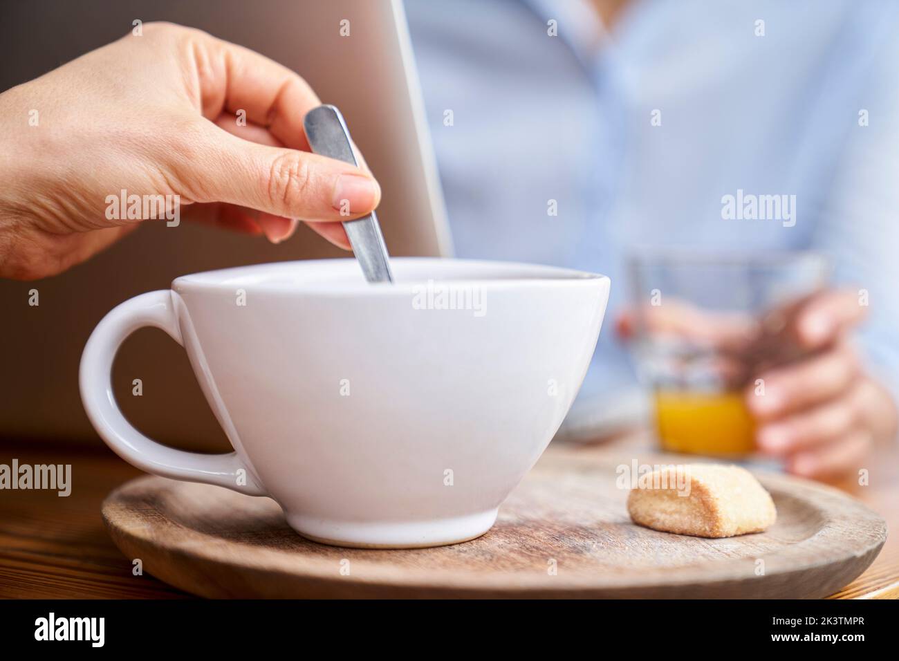 Primo piano di una donna che mescola il caffè con il cucchiaio Foto Stock
