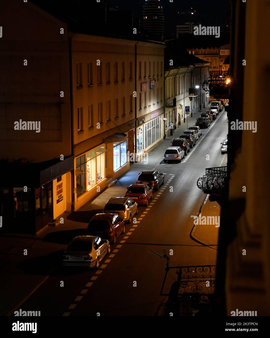 Via dei negozi di notte, Rzeszow, Polonia Foto Stock