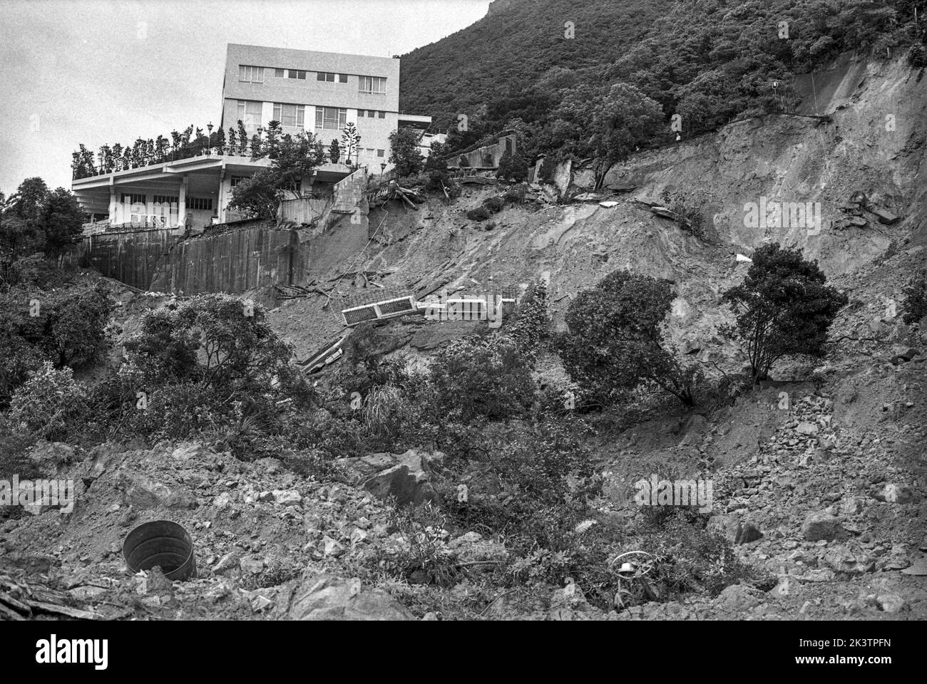 Casa collasso su Kotewall Road. La corte di Kotewall a 12 piani crollò durante una pioggia pesante. Quattro persone sono morte a causa del crollo. 18JUN72 SCMP / Robin Lam Kit Foto Stock