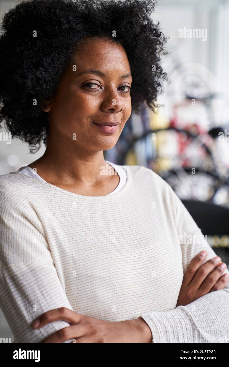 Ritratto a metà foto di una donna afroamericana proprietaria di un negozio di biciclette Foto Stock