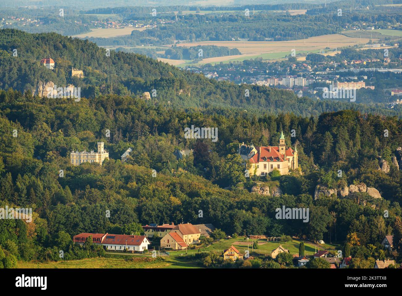 Hruba skala castello costruito sulla cima di rocce di arenaria. Paradiso bohémien, ceco: Cesky raj, Repubblica Ceca. Foto di alta qualità Foto Stock