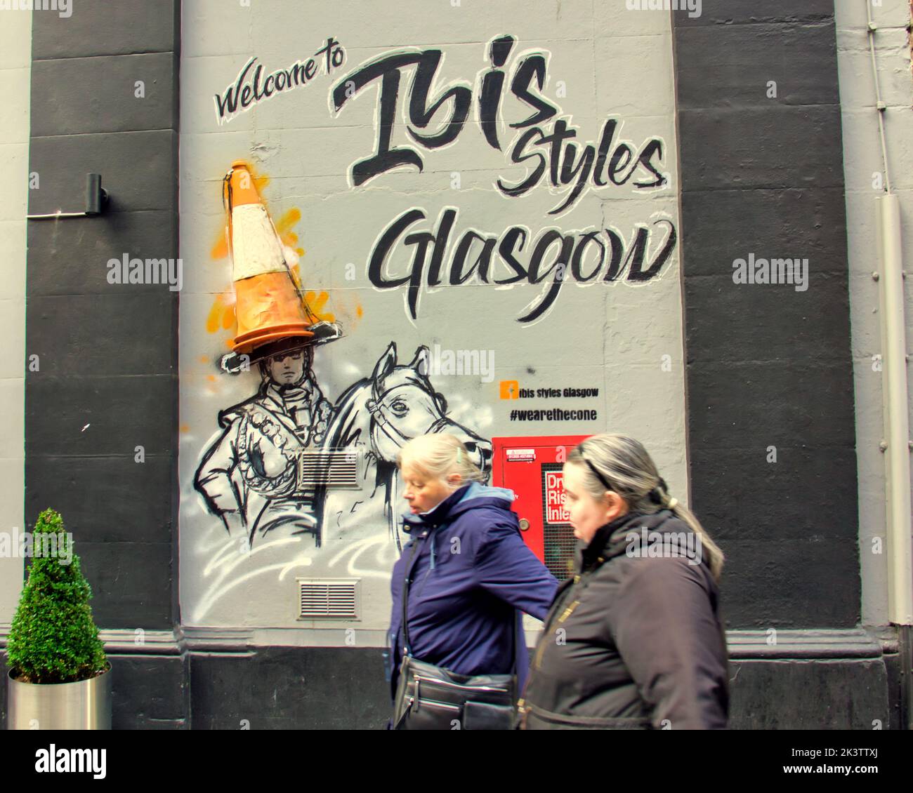 Glasgow, Scozia, Regno Unito 28th settembre 2022. UK Weather: Sunny in the city ha visto locali e turisti prendere per le strade come il fattore sentirsi bene ha incoraggiato lo shopping. L'annuncio pubblicitario degli hotel ibis è popolare tra la gente del posto e i turisti grazie alla cultura locale Credit Gerard Ferry/Alamy Live News Foto Stock