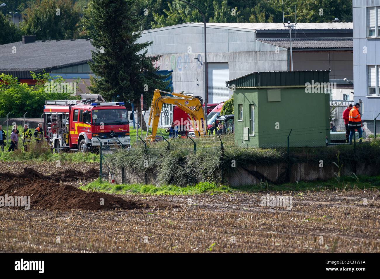 28 settembre 2022, Renania-Palatinato, Echternacherbrück: Un escavatore rimuove il terreno da un campo su un albero scorrevole dove il cherosene ha perso durante gli interventi di manutenzione. Si dice che circa 30.000 litri siano trapelati dal gasdotto NATO. Foto: Harald Tittel/dpa Foto Stock