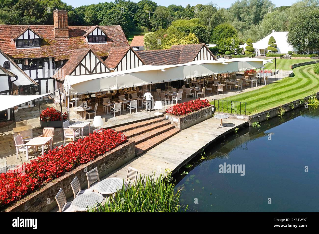Idilliaco Constable Country paesaggio lungo il fiume al Milsom Group Talbooth ristorante & luogo di nozze prati curati Essex lato del fiume Stour Inghilterra Regno Unito Foto Stock
