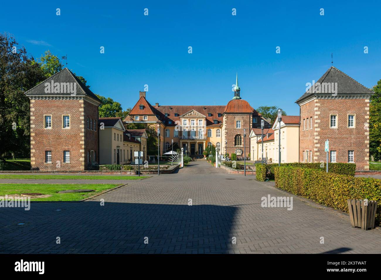 Germania, Velen, Bocholter AA, Hohe Mark Westmuensterland Nature Park, Muensterland, Westfalia, Renania settentrionale-Vestfalia, NRW, Castello di Velen, castello ormeggiato, baily esterno e casa padronale, torri angolari, oggi hotel per conferenze e sport Foto Stock