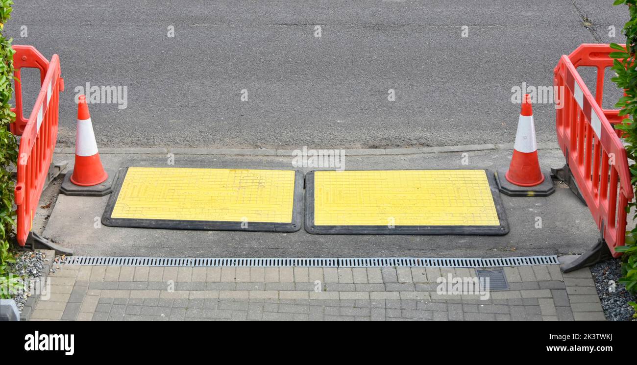 Copertura trasversale per impieghi gravosi LowPro su cavo a banda larga a fibra ottica, accesso sicuro alle auto e ai pedoni attraverso le strade asfaltate del Regno Unito Foto Stock