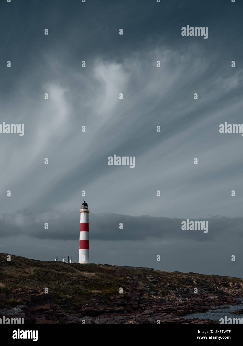 Le code di Mare su una nuvola di cirrus sopra Tarbat Ness Lighthouse, Tarbat Ness, Cromartyshire, Scozia UK - nuvole cielo paesaggio meteo Foto Stock