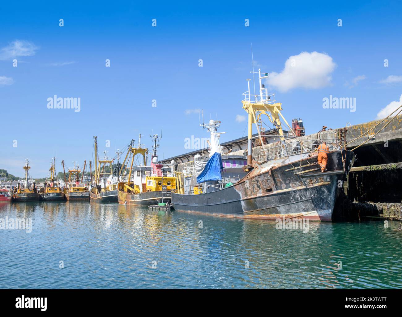 Un peschereccio da traino è in riparazione presso il porto di Newlyn a Cornwall, Regno Unito Foto Stock