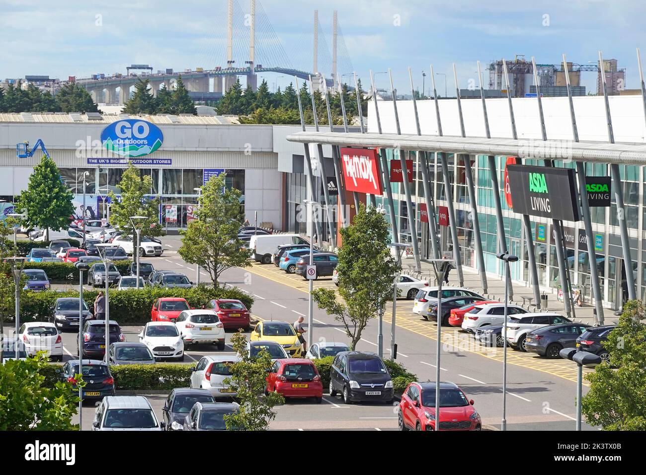 Vista aerea vendita al dettaglio unità per GO TK Maxx & Asda in Thurrock Shopping Park parcheggio clienti Dartford Crossing Road ponte Essex Inghilterra UK Foto Stock