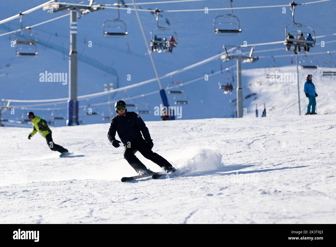 Pas de la Casa, Andorra, 07 2019 dicembre: Snowboarder sulla pista di Grandvalira, la più grande stazione sciistica dei Pirenei e del sud Europa. Foto Stock