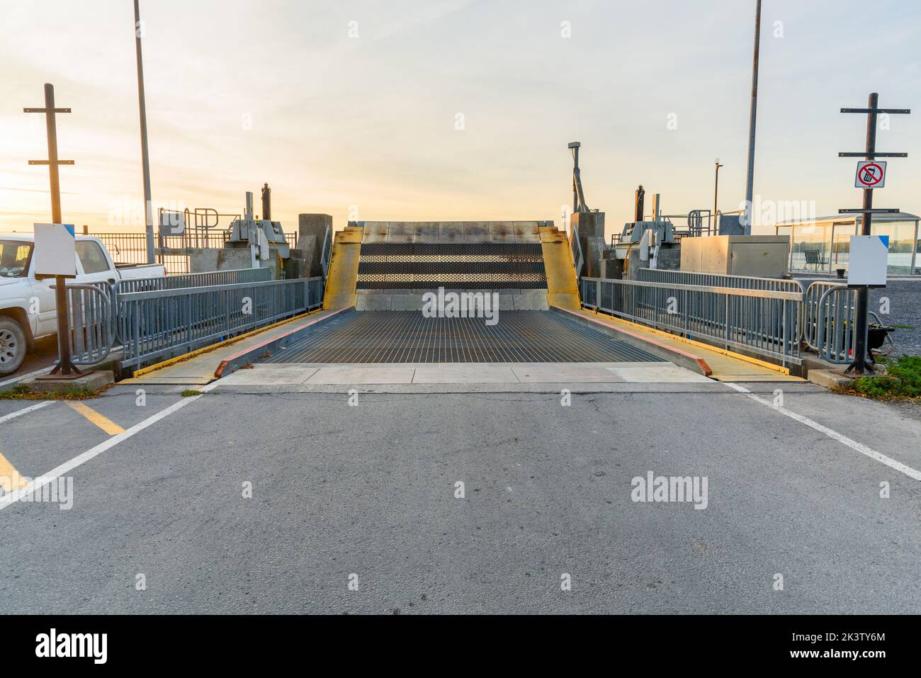 Rampa di carico in un terminal dei traghetti deserto al tramonto Foto Stock